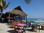 Restaurante muito bem locaiizado em praia de Tulum, na costa caribenha do Yucatán, no México